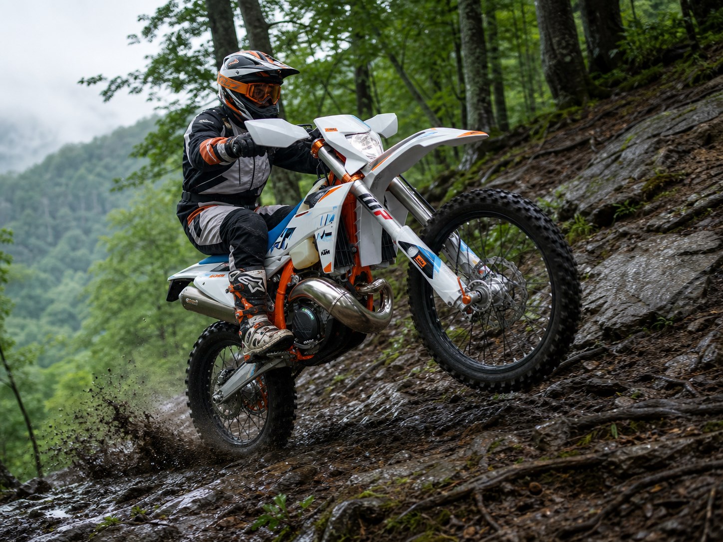 Эндуро-мотоцикл KTM на горном подъёме